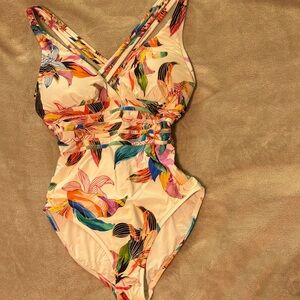 LA BLANCA Paradise City Multicolor Floral One Piece Swimsuit… Sz 10…Gently worn